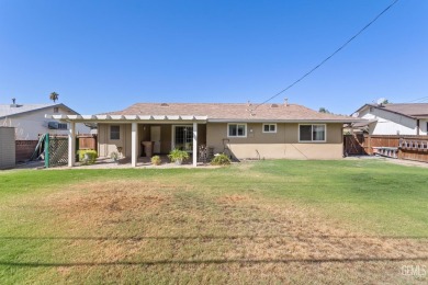 Welcome to this charming 2-bedroom, 1-bath turnkey beauty on Sundale Country Club in California - for sale on GolfHomes.com, golf home, golf lot