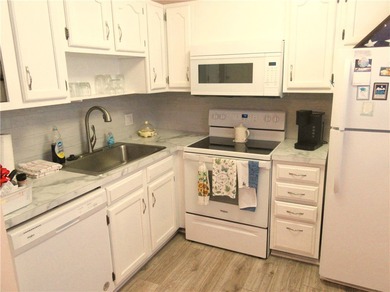 Clean and bright FIRST FLOOR 2/2 condo in wooded golf community on Vero Beach South Golf Course in Florida - for sale on GolfHomes.com, golf home, golf lot