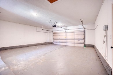Stunning home with lots of space!  This 3 bedroom home has 2 on Duncan Golf and Country Club in Oklahoma - for sale on GolfHomes.com, golf home, golf lot
