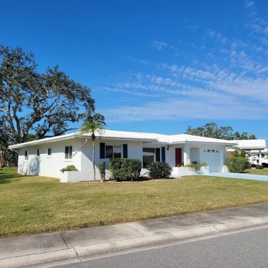 New to the market! This Eden model home offers 2 bedrooms, 2 on Mainlands Golf Club in Florida - for sale on GolfHomes.com, golf home, golf lot