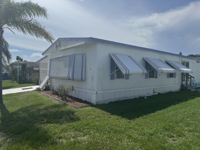 Check out this cute 2 BED 2 BATH double wide home in Spanish on Spanish Lakes Golf Village in Florida - for sale on GolfHomes.com, golf home, golf lot