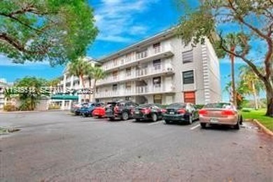 Beautiful 2BR/2BA condo in Whitehall at Pine Island Ridge, Davie on Pine Island Ridge Country Club in Florida - for sale on GolfHomes.com, golf home, golf lot