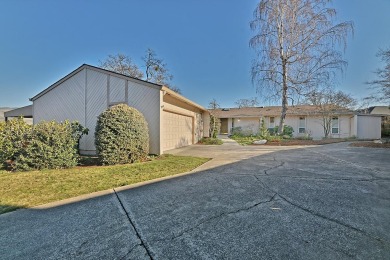 This beautifully maintained 3-bedroom, 2.5-bath single-level on Oak Knoll Golf Course in Oregon - for sale on GolfHomes.com, golf home, golf lot