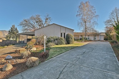 This beautifully maintained 3-bedroom, 2.5-bath single-level on Oak Knoll Golf Course in Oregon - for sale on GolfHomes.com, golf home, golf lot