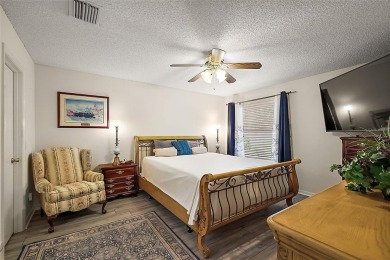 FANTASTIC TURNKEY 3/2 Amarillo with SPACIOUS UNDER-AIR BONUS on The Links of Spruce Creek in Florida - for sale on GolfHomes.com, golf home, golf lot