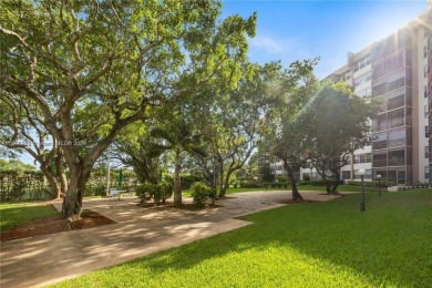 Lovely condo offers a perfect blend of comfort and convenience on Pembroke Lakes Golf Club in Florida - for sale on GolfHomes.com, golf home, golf lot