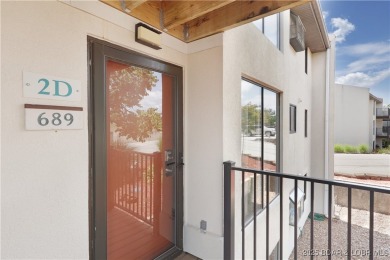 Updated Walk-In Level Unit - NO STEPS! Spacious 2 bedroom, 2 on Seasons Ridge At Four Seasons in Missouri - for sale on GolfHomes.com, golf home, golf lot