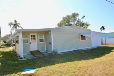 **ENORMOUS LIVING SPACE IN GOLDEN GATE** Enjoy one of the on Mainlands Golf Club in Florida - for sale on GolfHomes.com, golf home, golf lot