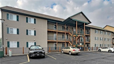 Come check out this spacious 3 bed, 2 bath lakefront condo at on Lake Valley Country Club in Missouri - for sale on GolfHomes.com, golf home, golf lot