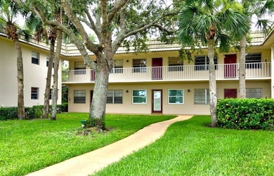 This fully furnished Vista Gardens condo is move-in ready! on Vero Beach South Golf Course in Florida - for sale on GolfHomes.com, golf home, golf lot