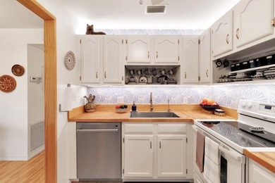 This fully furnished Vista Gardens condo is move-in ready! on Vero Beach South Golf Course in Florida - for sale on GolfHomes.com, golf home, golf lot