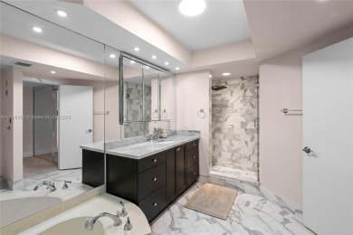 Remodeled 2 bedroom in the heart of Aventura. Double door foyer on Turnberry Isle Resort and Club in Florida - for sale on GolfHomes.com, golf home, golf lot