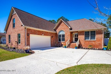 SCHEDULE YOUR SHOWING!!! COZY AND SERENE WITH THE ABILITY FOR on Harbour Point Golf Club in North Carolina - for sale on GolfHomes.com, golf home, golf lot