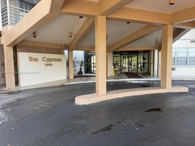 (55+ community) Beautiful 2/2 unit in excellent condition with on Pembroke Lakes Golf Club in Florida - for sale on GolfHomes.com, golf home, golf lot