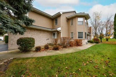 DELAVAN 3 BEDROOM, 2 FULL BATH, UPPER UNIT CONDOMINIUM with GOLF on Delbrook Golf Course in Wisconsin - for sale on GolfHomes.com, golf home, golf lot