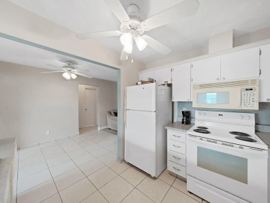 Welcome to your sunny Florida retreat! This charming, move-in on Mainlands Golf Club in Florida - for sale on GolfHomes.com, golf home, golf lot