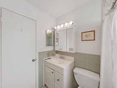 Welcome to your sunny Florida retreat! This charming, move-in on Mainlands Golf Club in Florida - for sale on GolfHomes.com, golf home, golf lot