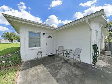 Welcome to your sunny Florida retreat! This charming, move-in on Mainlands Golf Club in Florida - for sale on GolfHomes.com, golf home, golf lot