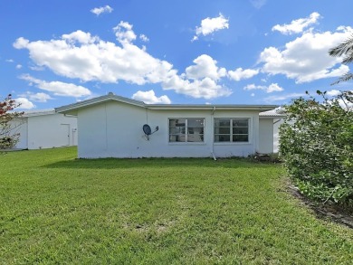 Welcome to your sunny Florida retreat! This charming, move-in on Mainlands Golf Club in Florida - for sale on GolfHomes.com, golf home, golf lot