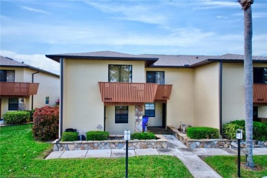 Welcome to this stunning 2-bedroom, 2.5-bathroom townhouse condo on Sun n Lake Golf and Country Club in Florida - for sale on GolfHomes.com, golf home, golf lot