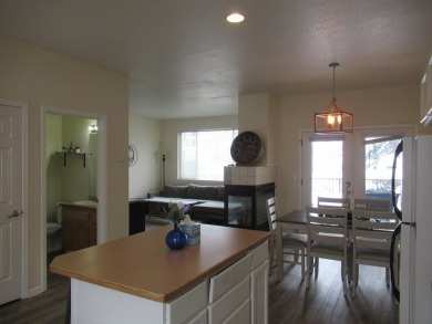 Beautifully furnished 3-bedroom townhouse at the Running Y on Running Y Ranch Resort in Oregon - for sale on GolfHomes.com, golf home, golf lot