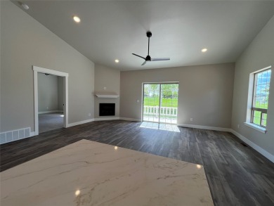It's a beautiful life in this spacious single level townhouse! on Village Greens Golf Club in Montana - for sale on GolfHomes.com, golf home, golf lot