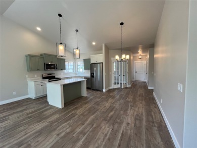 It's a beautiful life in this spacious single level townhouse! on Village Greens Golf Club in Montana - for sale on GolfHomes.com, golf home, golf lot