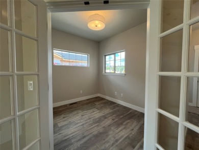 It's a beautiful life in this spacious single level townhouse! on Village Greens Golf Club in Montana - for sale on GolfHomes.com, golf home, golf lot