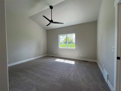 It's a beautiful life in this spacious single level townhouse! on Village Greens Golf Club in Montana - for sale on GolfHomes.com, golf home, golf lot