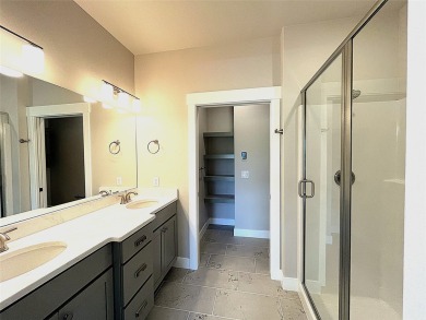 It's a beautiful life in this spacious single level townhouse! on Village Greens Golf Club in Montana - for sale on GolfHomes.com, golf home, golf lot