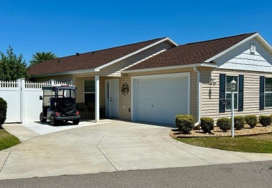 Under contract-accepting backup offers. ^^TURNKEY ^^NEW ROOF^^ 3 on The Links of Spruce Creek in Florida - for sale on GolfHomes.com, golf home, golf lot