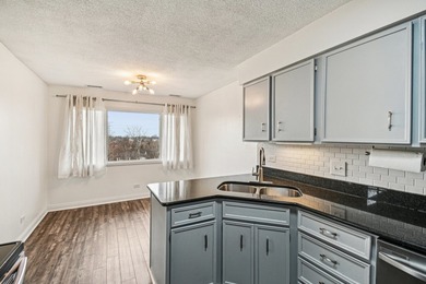 Welcome home to this well-maintained 2-bedroom, 2-bath condo in on Oak Hills Country Club in Illinois - for sale on GolfHomes.com, golf home, golf lot