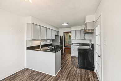 Welcome home to this well-maintained 2-bedroom, 2-bath condo in on Oak Hills Country Club in Illinois - for sale on GolfHomes.com, golf home, golf lot