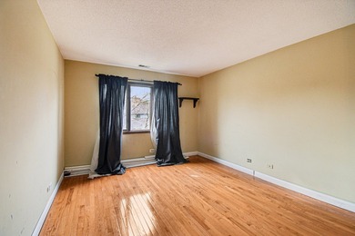 Welcome home to this well-maintained 2-bedroom, 2-bath condo in on Oak Hills Country Club in Illinois - for sale on GolfHomes.com, golf home, golf lot