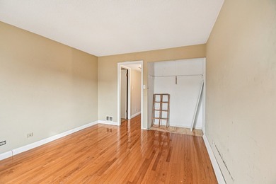 Welcome home to this well-maintained 2-bedroom, 2-bath condo in on Oak Hills Country Club in Illinois - for sale on GolfHomes.com, golf home, golf lot