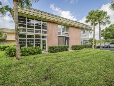 Impeccable first floor 1BR with washer and dryer in the on Vero Beach South Golf Course in Florida - for sale on GolfHomes.com, golf home, golf lot