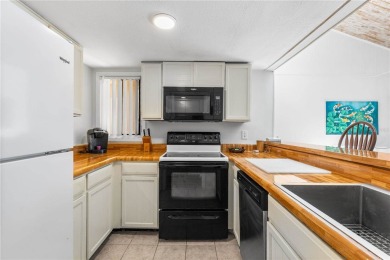Welcome to this beautiful and light-filled 2-bedroom, 2-bathroom on Mount Dora Golf Club in Florida - for sale on GolfHomes.com, golf home, golf lot
