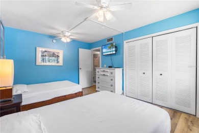 Welcome to this beautiful and light-filled 2-bedroom, 2-bathroom on Mount Dora Golf Club in Florida - for sale on GolfHomes.com, golf home, golf lot