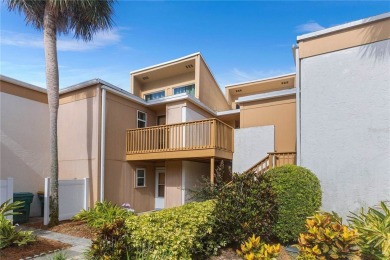 Welcome to this beautiful and light-filled 2-bedroom, 2-bathroom on Mount Dora Golf Club in Florida - for sale on GolfHomes.com, golf home, golf lot