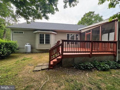 **Immaculate and spacious three-bedroom, two-bath rambler on Lake Of The Woods Golf Course in Virginia - for sale on GolfHomes.com, golf home, golf lot