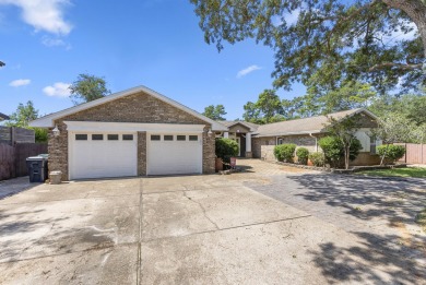 Priced to sell!! Do not wait -- schedule your appointment today on Emerald Bay Golf Club in Florida - for sale on GolfHomes.com, golf home, golf lot