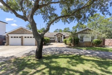 Priced to sell!! Do not wait -- schedule your appointment today on Emerald Bay Golf Club in Florida - for sale on GolfHomes.com, golf home, golf lot