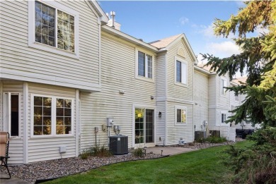Don't miss this delightful 2BR/2BA Inver Grove Heights townhome! on Arbor Pointe Golf Club in Minnesota - for sale on GolfHomes.com, golf home, golf lot