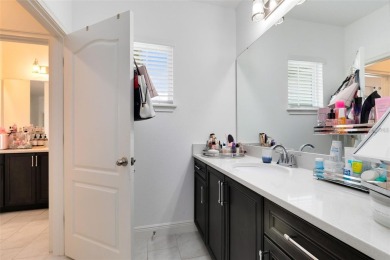 This stunning, gorgeous and upgraded town home in Apopka is on Sweetwater Country Club in Florida - for sale on GolfHomes.com, golf home, golf lot