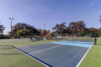 IF YOU ARE LOOKIG FOR AMAZING, WE'VE GOT IT! This move in ready on Meadow Oaks Golf and Country Club in Florida - for sale on GolfHomes.com, golf home, golf lot