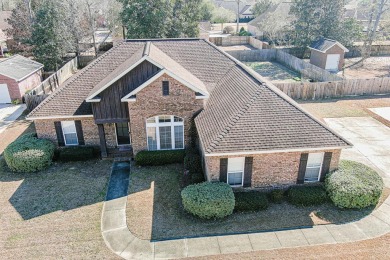 HOME IS NOW VACANT! MOVE IN READY. Absolutely wonderful home on Highland Oaks Golf Course in Alabama - for sale on GolfHomes.com, golf home, golf lot