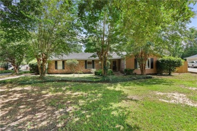 Beautiful home in desired Yester Oaks subdivision close to on Spring Hill College Golf Course in Alabama - for sale on GolfHomes.com, golf home, golf lot
