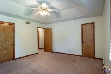 Don't miss this well-maintained and move-in-ready half-duplex on Lake Shawnee Golf Course in Kansas - for sale on GolfHomes.com, golf home, golf lot