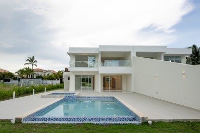 This beautiful villa offers 3 bedrooms plus a service room, set on  in  - for sale on GolfHomes.com, golf home, golf lot