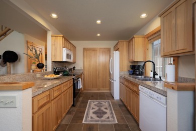 Welcome to your Eagle Crest escape! Overlooking the 18th fairway on  in Oregon - for sale on GolfHomes.com, golf home, golf lot